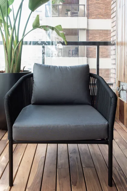 Balcón moderno con sillón de cuerda y deck de madera — proyecto Depto Teodoro Garcia, por Ayelen Mayer Arquitectura, en Buenos Aires